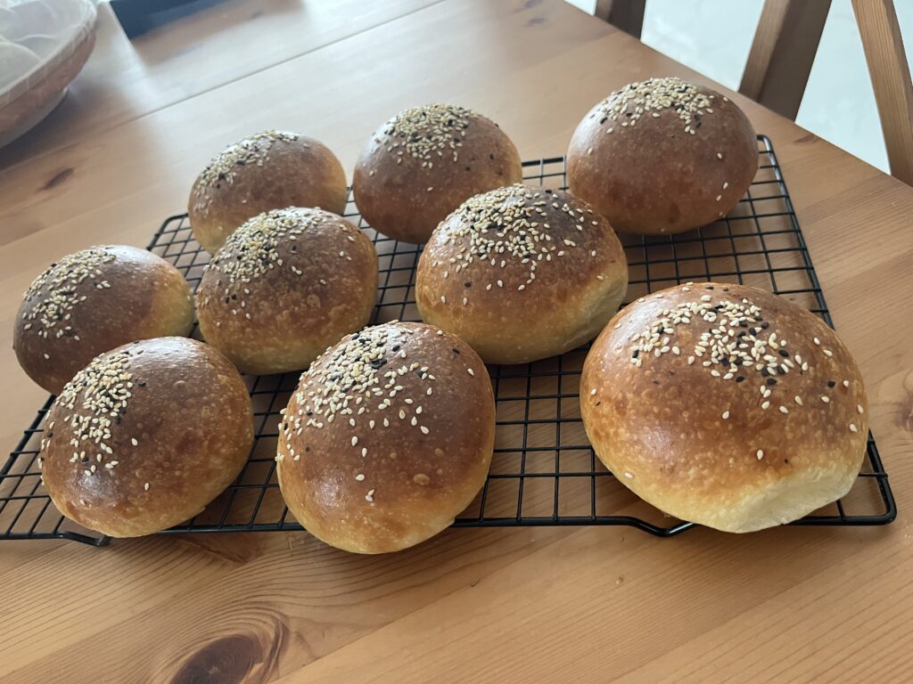 Kovásszal készült hamburger zsemle szezámmaggal